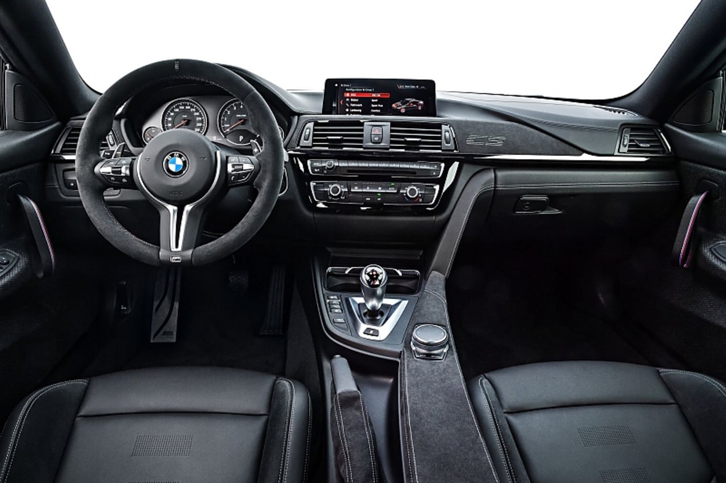 Das Cockpit des BMW M4 CS in Alcantara