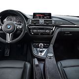 Das Cockpit des BMW M4 CS in Alcantara