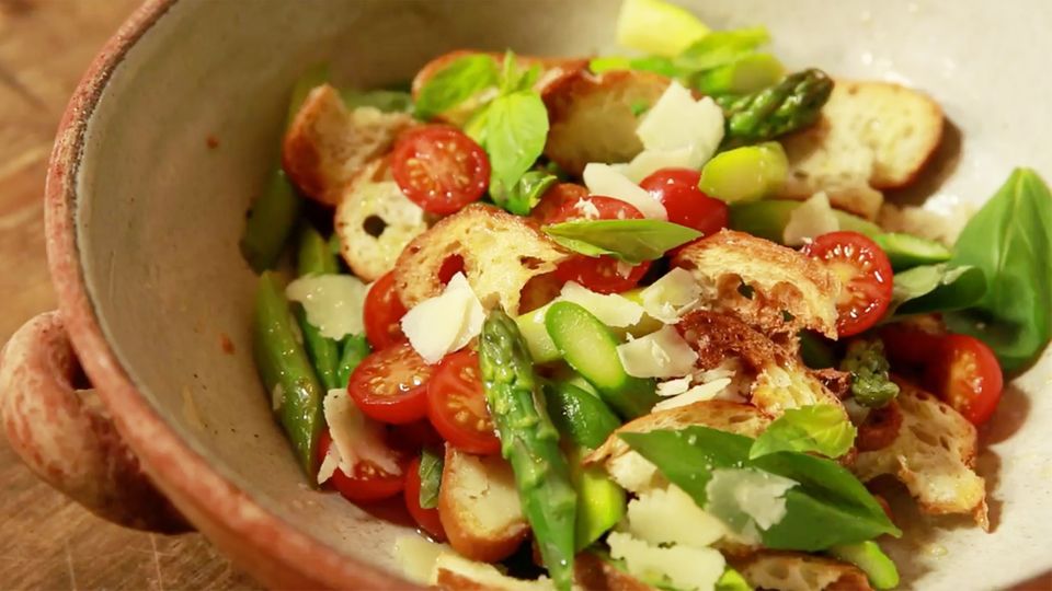 Einfache Küche: So schnell gelingt Spargel-Brot-Salat