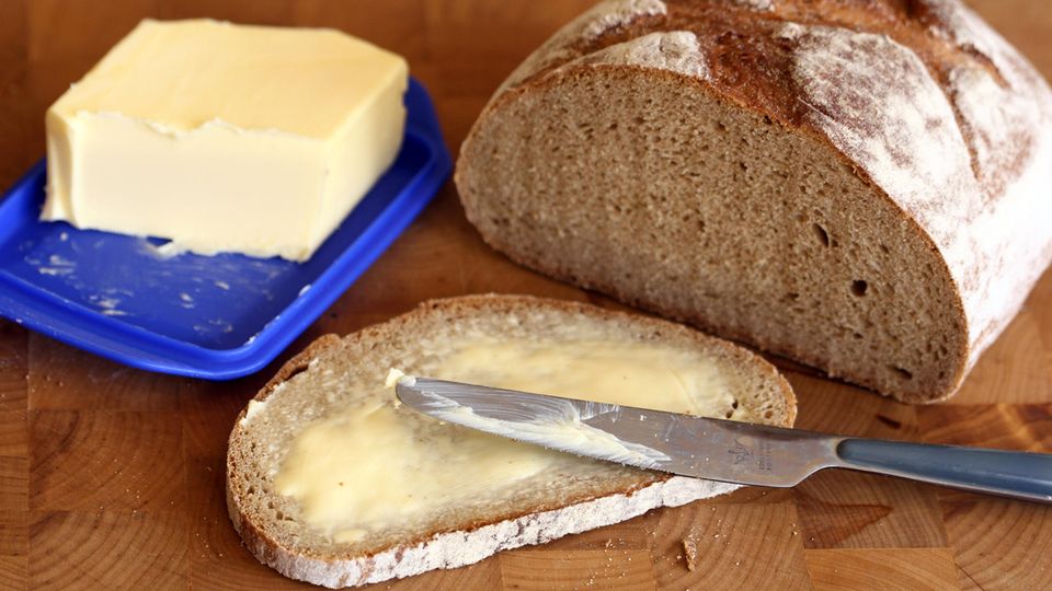Life Hack: So clever bekommen Sie gefrorene Butter aufs Brot