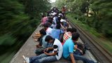 Dhaka in Bangladesch  Diese Fahrgäste haben Glück gehabt: Die meisten haben wenigsten einen Sitz- und keinen Stehplatz auf dem Dach des Zuges erwischt.