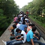 Dhaka in Bangladesch  Diese Fahrgäste haben Glück gehabt: Die meisten haben wenigsten einen Sitz- und keinen Stehplatz auf dem Dach des Zuges erwischt.