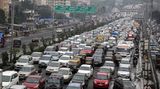 Mumbai in Indien  Stillstand auf dem Western Express Highway: Während des Monsuns wird aufgrund der Wetterumstände von den Pendlern besonders viel Geduld abverlangt.
