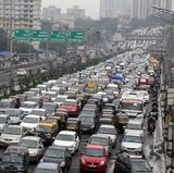 Mumbai in Indien  Stillstand auf dem Western Express Highway: Während des Monsuns wird aufgrund der Wetterumstände von den Pendlern besonders viel Geduld abverlangt.