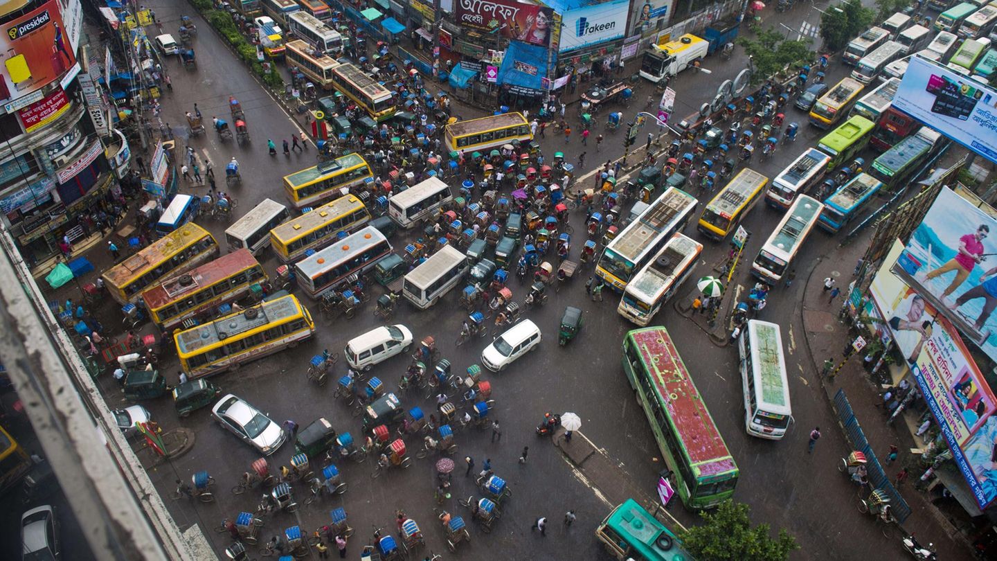 Dhaka in Bangladesch  In der Hauptstadt von Bangladesch sind weniger Privatfahrzeuge, sondern Busse und vor allem Fahrrad-Rikschas mit Pedalkraft unterwegs.