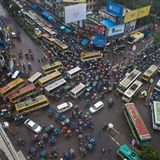 Dhaka in Bangladesch  In der Hauptstadt von Bangladesch sind weniger Privatfahrzeuge, sondern Busse und vor allem Fahrrad-Rikschas mit Pedalkraft unterwegs.