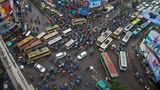Dhaka in Bangladesch  In der Hauptstadt von Bangladesch sind weniger Privatfahrzeuge, sondern Busse und vor allem Fahrrad-Rikschas mit Pedalkraft unterwegs.