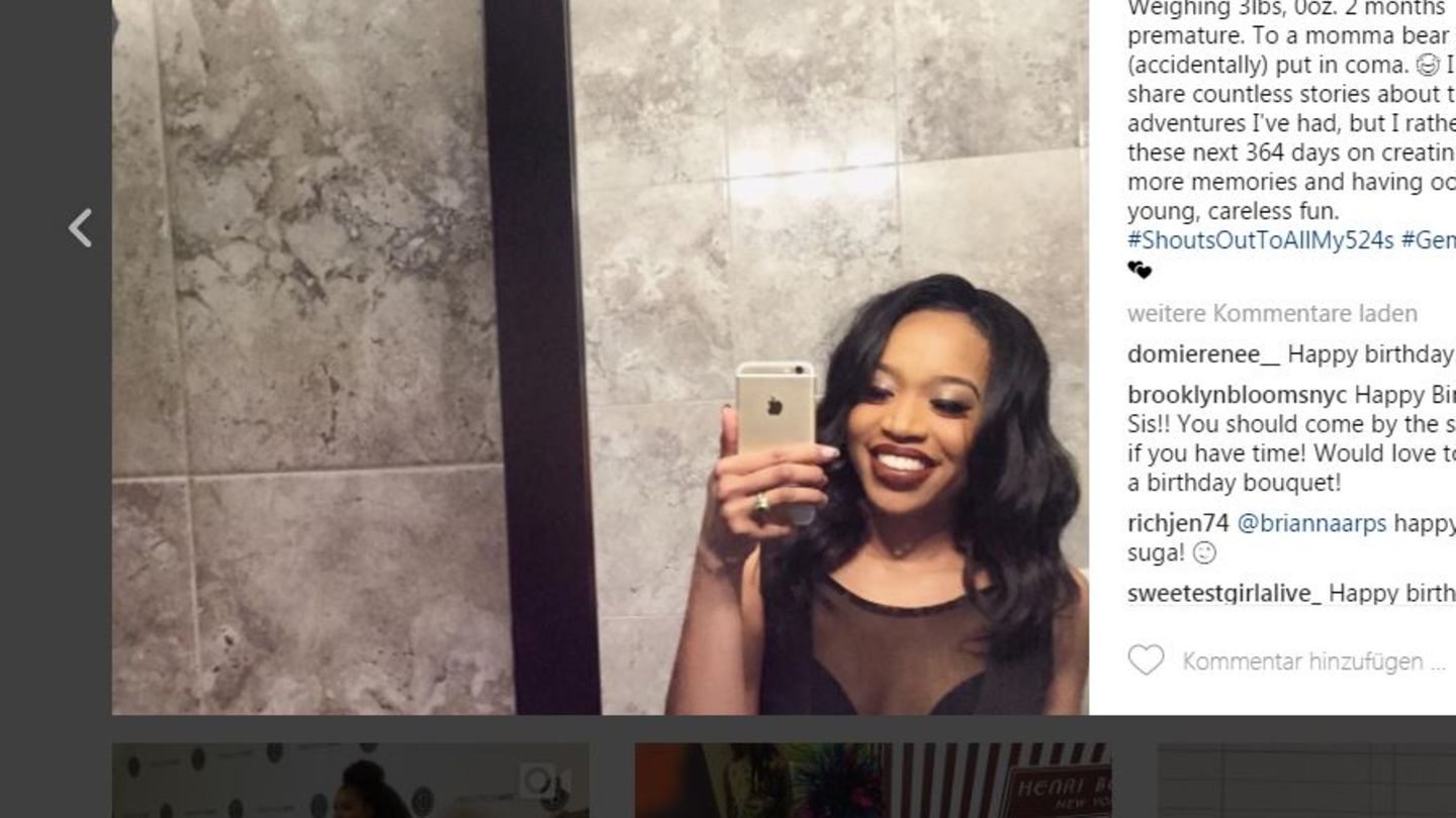 Journalistin Brianna Arps macht ein Selfie vor dem Spiegel