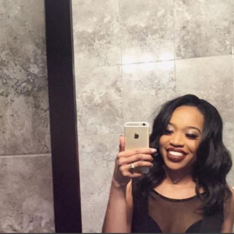 Journalistin Brianna Arps macht ein Selfie vor dem Spiegel