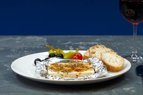 Vegetarisches für den Grill: So einfach gelingt gebackener Schafskäse