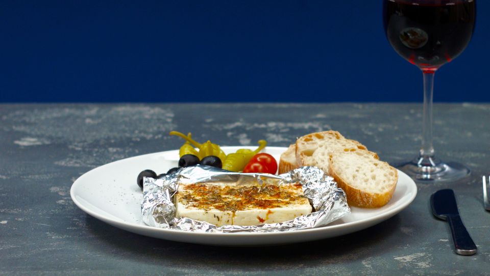 Vegetarisches für den Grill: So einfach gelingt gebackener Schafskäse