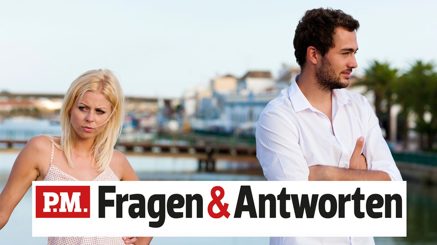 Ein Paar streitet im Urlaub vor Meereskulisse