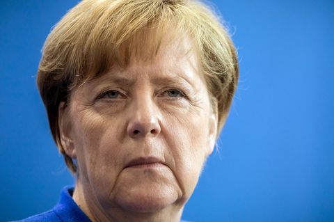 Kanzlerin Angela Merkel schaut skeptisch - Im Wahltrend hat ihre Union leicht verloren
