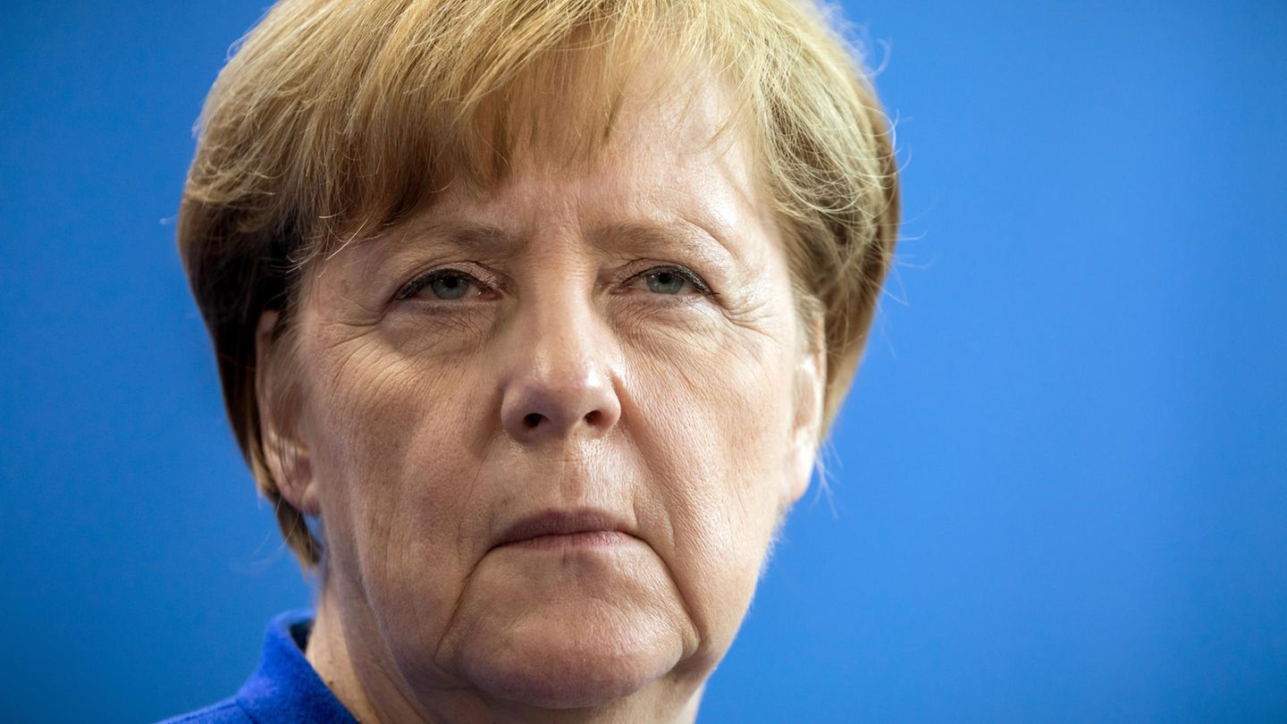 Kanzlerin Angela Merkel schaut skeptisch - Im Wahltrend hat ihre Union leicht verloren