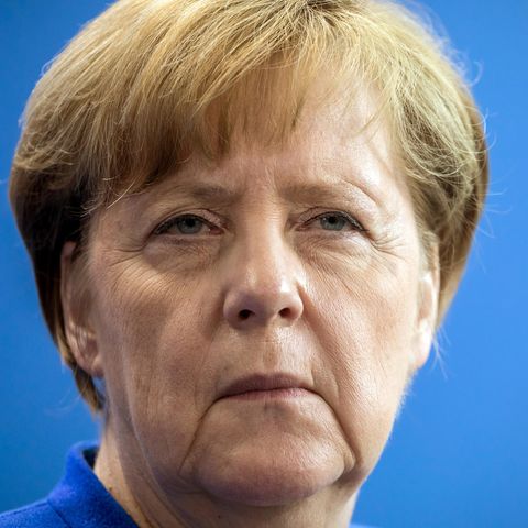 Kanzlerin Angela Merkel schaut skeptisch - Im Wahltrend hat ihre Union leicht verloren