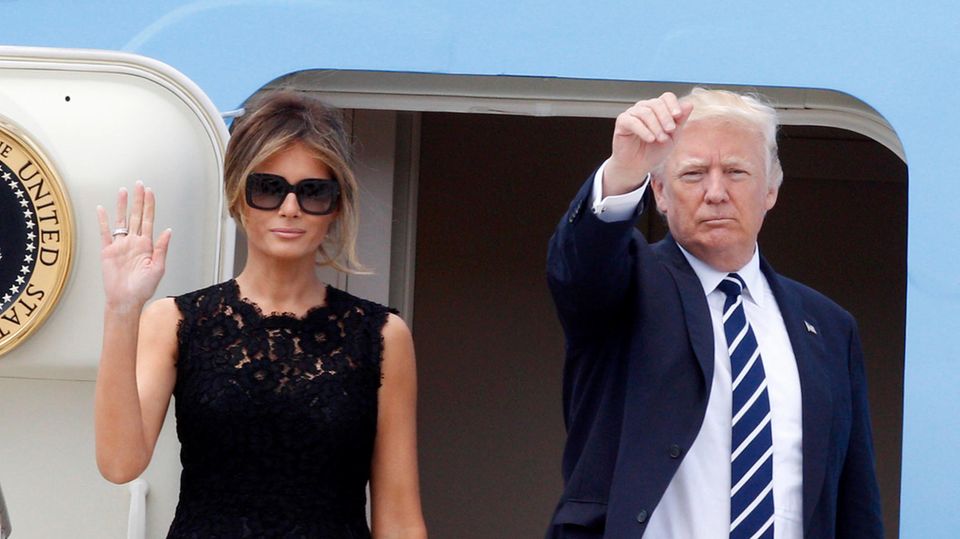 Melania und Donald Trump winken