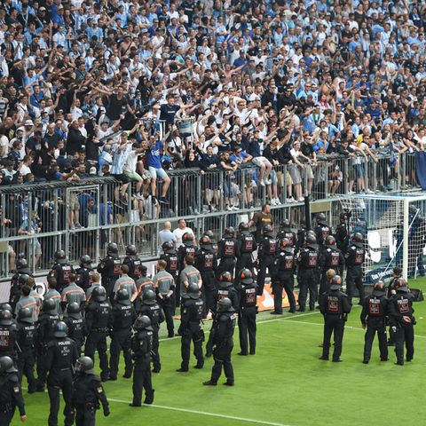 Kriminelle warfen während des Relegationsspiels zwischen 1860 München und Jahn Regensburg Stangen und Sitzschalen