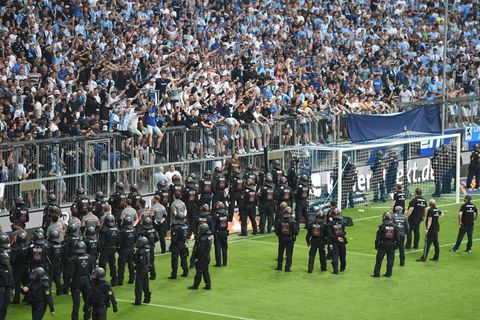 Kriminelle warfen während des Relegationsspiels zwischen 1860 München und Jahn Regensburg Stangen und Sitzschalen