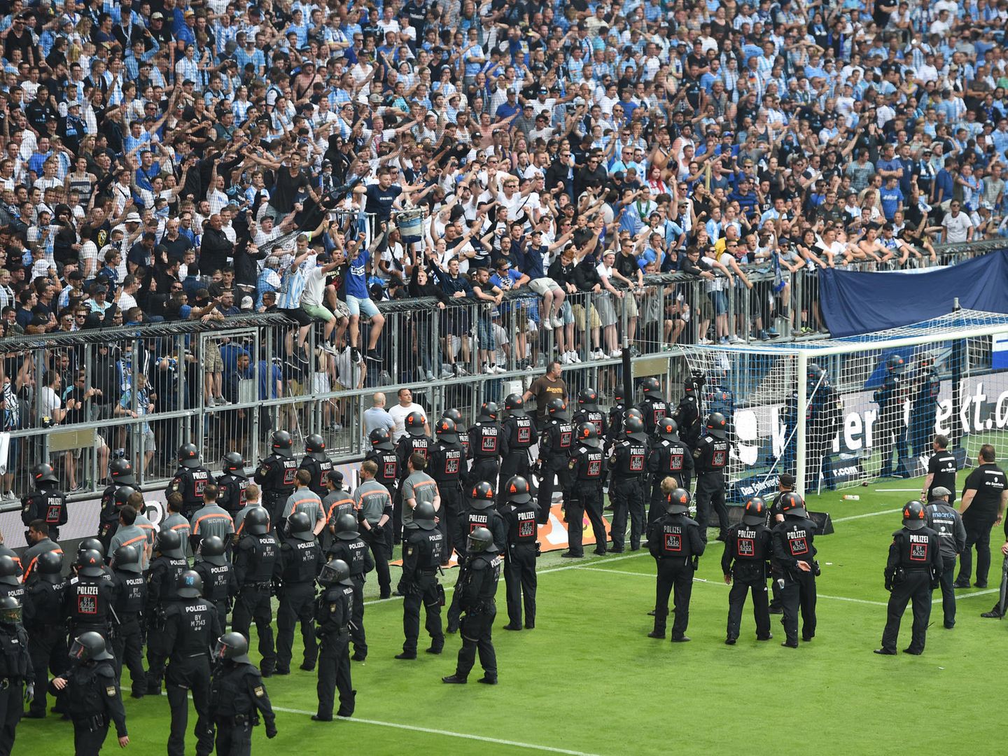 1860 München im Relegations-Rückspiel gegen Regensburg - Allianz Arena