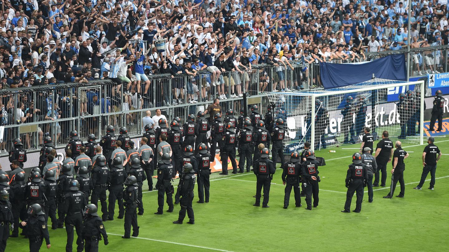 Kriminelle warfen während des Relegationsspiels zwischen 1860 München und Jahn Regensburg Stangen und Sitzschalen