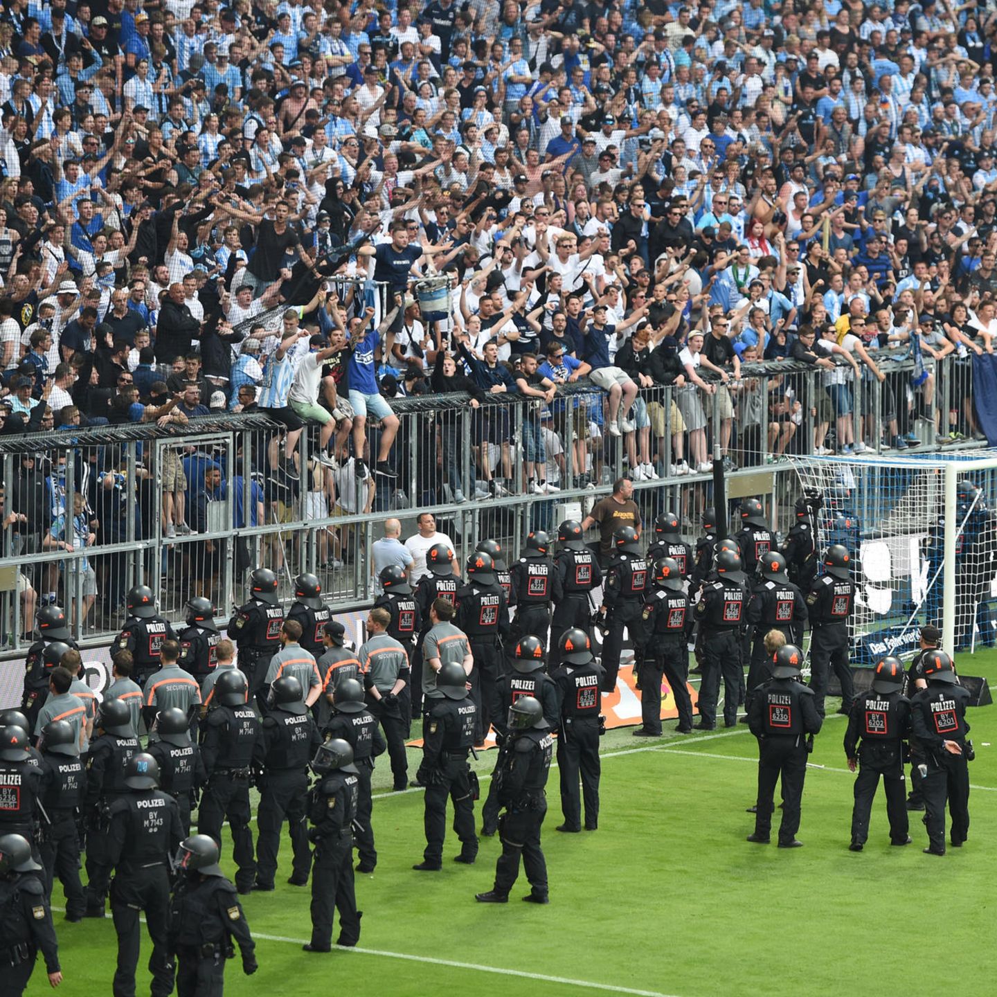 1860 München im Relegations-Rückspiel gegen Regensburg - Allianz Arena