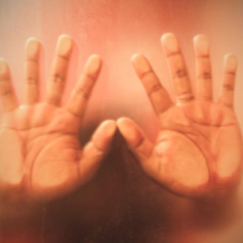 Männerhände als Symbolfoto für eine Vergewaltigung in Südafrika