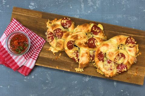 Pizza Brezel mit Dip auf Brettchen