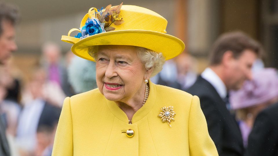 Die Queen mag es gerne farbenfroh wie hier auf auf einer Gartenparty des Buckingham Palace