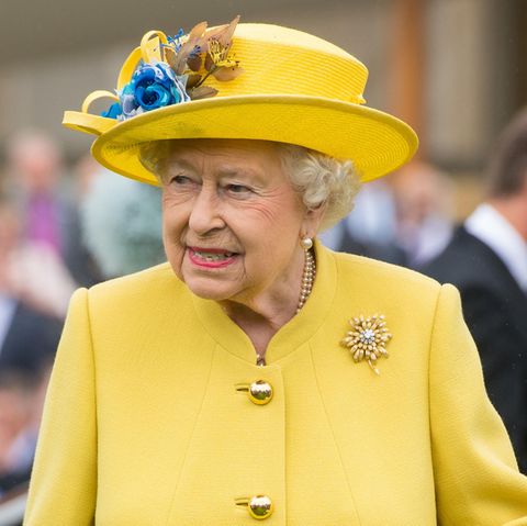 Die Queen mag es gerne farbenfroh wie hier auf auf einer Gartenparty des Buckingham Palace