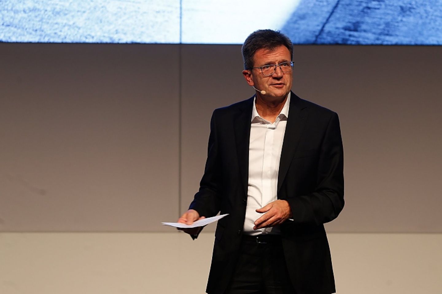 BMW-Entwicklungsvorstand Klaus Fröhlich: ""Mit unserer Strategie Number One, Next haben wir entschieden: Wir optimieren den Verbrennungsmotor - ob Benziner oder Diesel - weiter. Unsere Fahrzeuge mit Verbrennungsmotor statten wir bis 2025 durchgängig mit elektrischen Rekuperationssystemen von zwölf und 48 Volt aus" BMW-Entwicklungsvorstand Klaus Fröhlich: ""Mit unserer Strategie Number One, Next haben wir entschieden: Wir optimieren den Verb