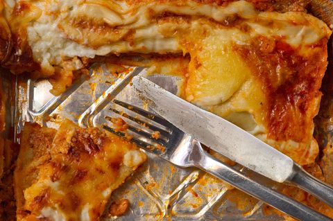 Saure Lebensmittel mit passierten Tomaten lösen Aluminiumionen aus den Schalen