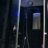 Das Foto einer Duschkabine. Europol fragt: Wer ist der Hersteller und wo wurde sie eingebaut?