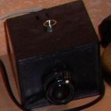 Dieser Gegenstand stand auf einem Nachttisch. Europol fragt: Wer erkennt ihn wieder? Ist es ein Projektor oder eine Kamera?