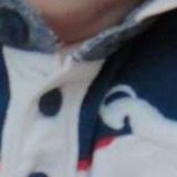 Ausschnitt eines Polo-Shirts. Europol fragt: Von welcher Marke und in welchem Land könnte es verkauft worden sein?