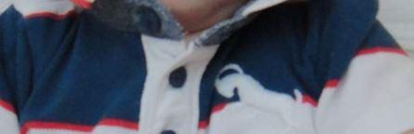 Ausschnitt eines Polo-Shirts. Europol fragt: Von welcher Marke und in welchem Land könnte es verkauft worden sein?