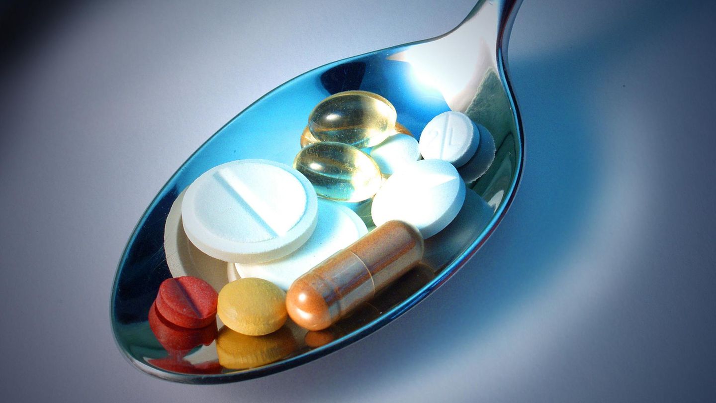 Tabletten auf einem Löffel