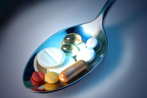 Tabletten auf einem Löffel