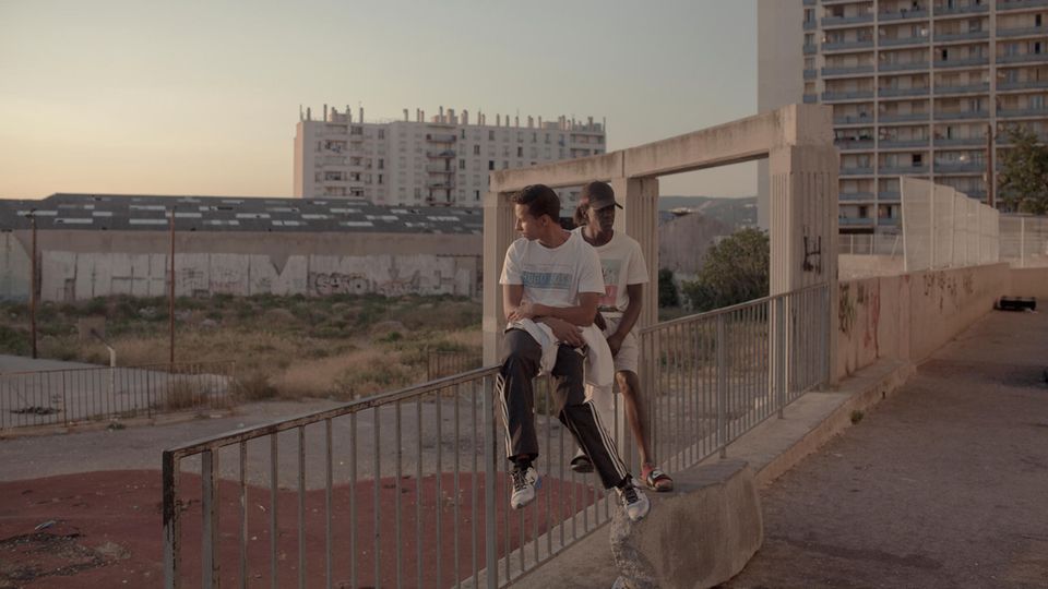 Drogenkrieg in Marseille: "Eine falsche Bekanntschaft ruiniert dir hier das Leben." Zwei junge Männer in einer der Cités von Marseille. "Eine falsche Bekanntschaft ruiniert dir hier das Leben." Zwei junge Männer in einer der Cités von Marseille.