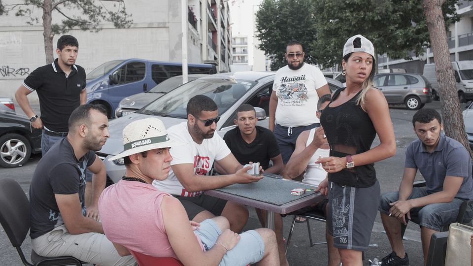 Drogenkrieg in Marseille: Nichts zu tun: Junge Leute vertreiben sich die Zeit auf der Straße. Nichts zu tun: Junge Leute vertreiben sich die Zeit auf der Straße.