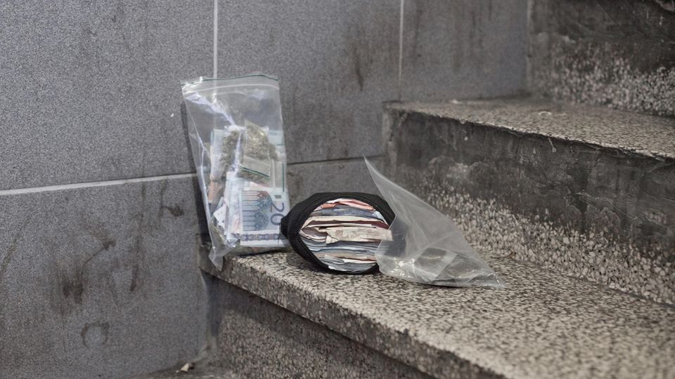 Drogenkrieg in Marseille: Plastikbeutel voller Geld: die Tageseinnahmen eines Straßendealers Plastikbeutel voller Geld: die Tageseinnahmen eines Straßendealers