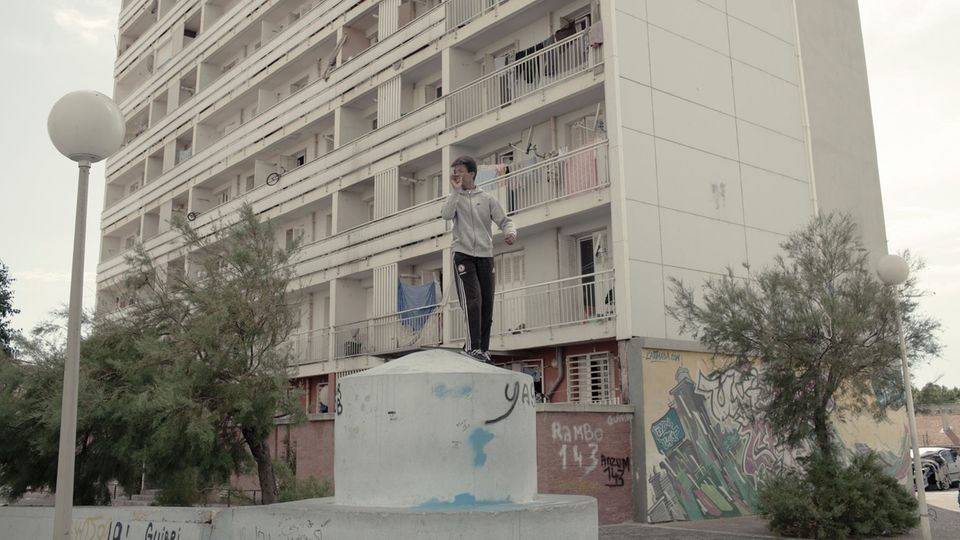 Drogenkrieg in Marseille: Am Eingang jeder Cité findet man den Posten des "Guetteur", des Spähers, der vor der Polizei warnt. Hier ist ein "Guetteur" bei der "Arbeit" zu sehen. Am Eingang jeder Cité findet man den Posten des "Guetteur", des Spähers, der vor der Polizei warnt. Hier ist ein "Guetteur" bei der "Arbeit" zu sehen.
