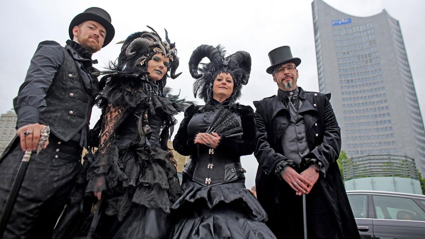 Beim Wave-Gotik-Treffen in Leipzig kommen zum 26. Mal tausende Kostümierte zusammen