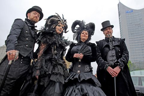 Beim Wave-Gotik-Treffen in Leipzig kommen zum 26. Mal tausende Kostümierte zusammen