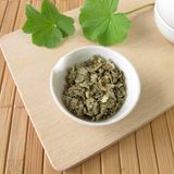 Frauenmantelkraut  Der Frauenmantel ist eine bekannte Heilpflanze bei Menstruationsstörungen. Er enthält Bitter- und Gerbstoffe, die leichten Durchfall lindern können. Außerdem kann das Kraut dabei helfen, Blutungen zu lindern und wird von Frauen eingenommen, die zu Zwischenblutungen neigen. Wissenschaftliche Studien zu der Wirkung fehlen allerdings. Tee-Zubereitungen gibt es in Apotheken zu kaufen.