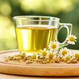 Kamillenblüten  Die weiß-gelben Blüten sind ein echter Alleskönner: Sie lindern Verdauungsbeschwerden, wirken krampflösend und beugen Entzündungen vor. Für einen Liter Tee etwa drei bis vier Esslöffel Blüten mit kochend heißem Wasser übergießen und maximal zehn Minuten ziehen lassen.