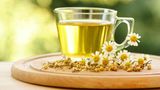 Kamillenblüten  Die weiß-gelben Blüten sind ein echter Alleskönner: Sie lindern Verdauungsbeschwerden, wirken krampflösend und beugen Entzündungen vor. Für einen Liter Tee etwa drei bis vier Esslöffel Blüten mit kochend heißem Wasser übergießen und maximal zehn Minuten ziehen lassen.