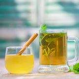 Melissenkraut  Ein Aufguss mit der Heilpflanze entspannt und wirkt entkrampfend. Melissentee wirkt gegen Menstruationsschmerzen und kann auch die Rückbildung nach einer Geburt unterstützen. Rezepte für Tee-Zubereitungen gegen Regelschmerzen gibt es auf der Seite des Berufsverbands der Frauenärzte e.V.      Wichtig dabei: Kräutertees und Zubereitungen mit Heilpflanzen sollten nie als alleinige Therapie gegen Regelschmerzen eingesetzt werden. Beschwerden sollten stets mit einem Frauenarzt abgeklärt und nach möglichen Ursachen gesucht werden. Das gilt insbesondere bei Schmerzen, die stark sind, anhalten, zum ersten Mal auftreten oder ungewöhnlich erscheinen. 