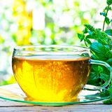 Pfefferminze  Die duftende Pflanze ist ein natürlicher Schmerzhemmer und wirkt entkrampfend. Gegen Regelschmerzen hilft ein Teeaufguss, der mit kochendem Wasser zubereitet werden muss. Den Tee im Anschluss für rund sieben Minuten ziehen lassen.    Das Öl der Pfefferminze wird beispielsweise auch erfolgreich gegen Kopfschmerzen eingesetzt: Zur Behandlung einige Tropfen Pfefferminzöl auf die Fingerspitze träufeln und auf Stirn, Schläfen und Nacken einmassieren. Die Wirkung des Öls ist mit der von Paracetamol vergleichbar. Für Asthmatiker und Kleinkinder ist die Anwendung jedoch nicht geeignet.