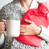 Wärme  Die gute alte Wärmflasche wirkt effektiv gegen Regelschmerzen: Die Wärme entspannt die Muskulatur und lindert Krämpfe. Wer mag, kann stattdessen auch ein erwärmtes Kirschkernkissen verwenden. Nur mit der Hitze sollte es dabei nicht übertrieben werden: Am wohltuendsten sind Anwendungen von etwa 40 Grad Celsius. 