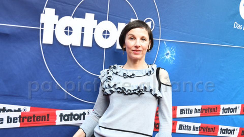 Schauspielerin, Musikerin und Mutter: Das ist Meret Becker, die coole "Tatort"-Kommissarin aus Berlin Schauspielerin, Musikerin und Mutter: Das ist Meret Becker, die coole "Tatort"-Kommissarin aus Berlin